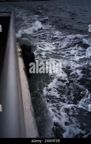 le onde spruzzano sul lato della nave, schiuma Foto Stock