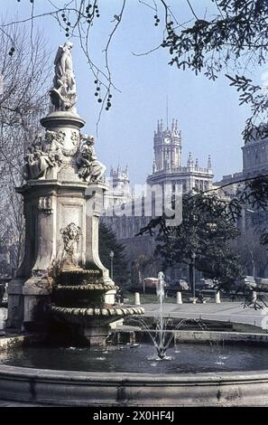 La Fontana di Apollo in un parco sul Paseo del Prado. Il Palacio de Cibeles sul retro. [traduzione automatizzata] Foto Stock