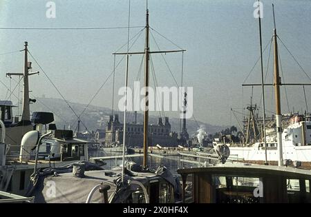 Il vecchio porto di Barcellona con gli yacht. La statua di Colombo sul retro [traduzione automatica] Foto Stock