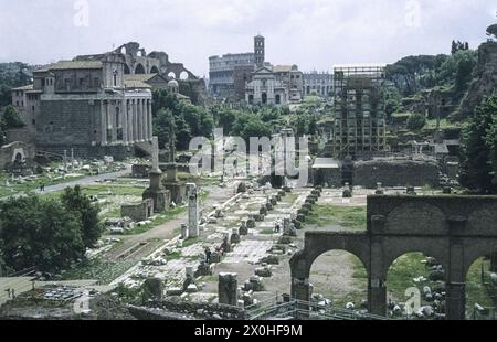 Vista dalla piazza verso il Colosseo, che può essere visto alla fine della piazza. [traduzione automatizzata] Foto Stock