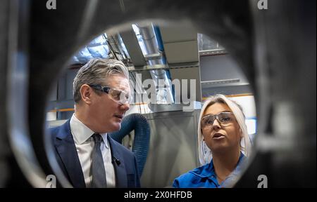 Il leader del Partito laburista Sir Keir Starmer durante una visita alla BAE Systems a Barrow-in-Furness, Cumbria. Il leader laburista ha affermato che il deterrente nucleare del Regno Unito è il fondamento del suo piano per mantenere la Gran Bretagna al sicuro e, se eletto, i laburisti useranno gli appalti della difesa per rafforzare la sicurezza e la crescita economica del Regno Unito. Data foto: Venerdì 12 aprile 2024. Foto Stock