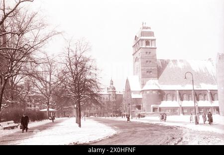 Il centro storico occidentale con la chiesa del Sacro cuore nella neve. [traduzione automatica] Foto Stock