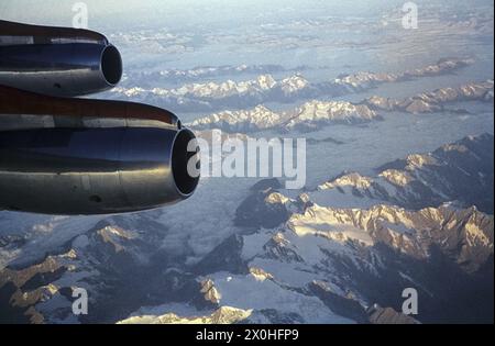 Vista delle Alpi innevate dalla finestra di un aereo decollato dal lago di Ginevra in direzione sud-est. [traduzione automatizzata] Foto Stock