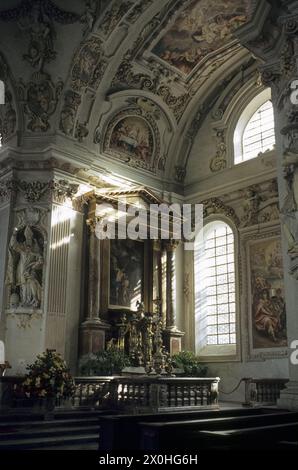 Interni riccamente decorati dell'ex chiesa del monastero dell'ex abbazia benedettina Kloster Tegernsee con l'altare laterale destro [traduzione automatica] Foto Stock