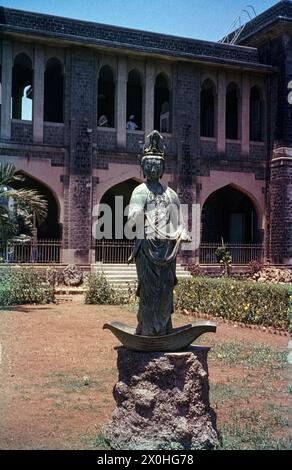 Statua degli dei nel cortile del Prince of Wales Museum [traduzione automatica] Foto Stock