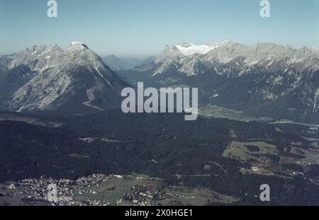 Vista dal campo Spitze Reither. Vista di Seefeld e della catena Mieminger [traduzione automatizzata] Foto Stock