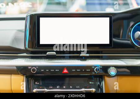 Sperimenta il futuro della tecnologia automobilistica con il nostro display digitale mockup bianco che adorna l'elegante cruscotto di un'auto moderna Foto Stock