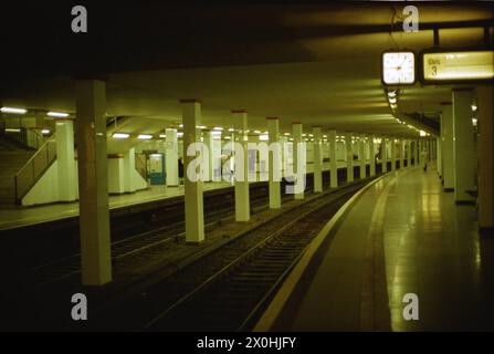 Vista dei due binari centrali della stazione [traduzione automatica] Foto Stock