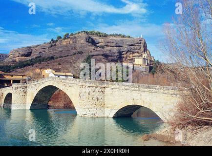 Un ponte medievale sul fiume Esera. Graus, provincia di Huesca, Aragona, Spagna. Foto Stock