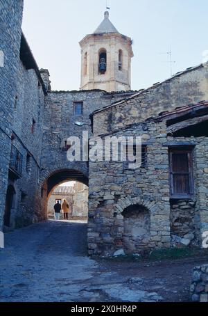 Strada. Roda de Isabena, provincia di Huesca, Aragona, Spagna. Foto Stock