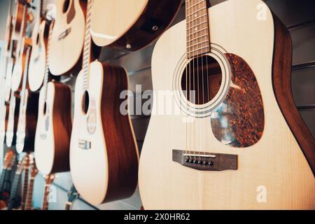 Gruppo di strumenti musicali classici. Vista laterale della chitarra sul rack espositore Foto Stock