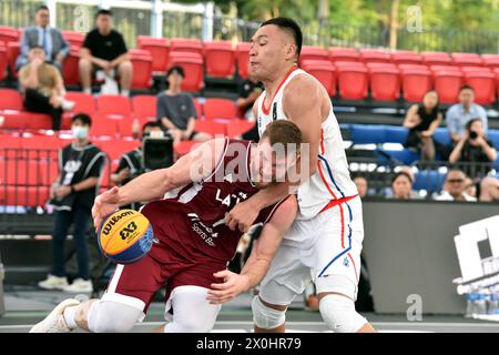 Hong Kong, Cina. 12 aprile 2024. Zigmars Raimo (L) di Lativa gareggia durante la partita maschile di biliardo B tra Lativa e Mongolia al FIBA 3X3 universality Olympic Qualifying Tournament a Hong Kong, Cina meridionale, 12 aprile 2024. Crediti: Lo Ping fai/Xinhua/Alamy Live News Foto Stock