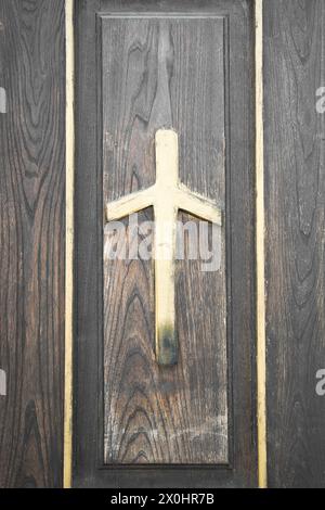 Croce di San Nino su porta in legno . Primo piano . Croce cristiana georgiana Foto Stock