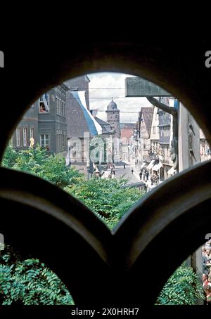 Vista dal municipio alla strada principale decorata con bandiere [traduzione automatica] Foto Stock