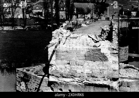 Il 1 aprile 1945, le unità tedesche fecero esplodere l'arco sei al centro del ponte. Negli anni successivi, una costruzione temporanea in legno ha attraversato lo spazio nella struttura. L'apertura del nuovo ponte principale nel 1954 fu seguita dalla ricostruzione del vecchio ponte principale, che fu completato nel 1957. A causa dell'espansione del meno in una grande via di navigazione, i tre archi centrali da cinque a sette furono sostituiti da un trave di cemento precompresso lungo circa 58 metri, che attraversava il Main armato dallo sbarramento di Goßmannsdorf. [traduzione automatizzata] Foto Stock