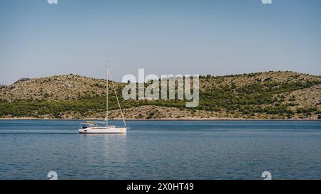 Navigazione in yacht lungo l'incredibile costa panoramica dell'isola di Dugi Otok, momento di viaggio nel mare Adriatico, Croazia Foto Stock