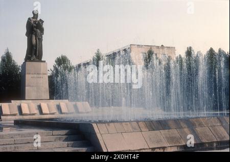 1988 fotografia d'archivio della statua di Avicenna a Dushanbe, Tagikistan; a quel tempo parte dell'URSS. Foto Stock