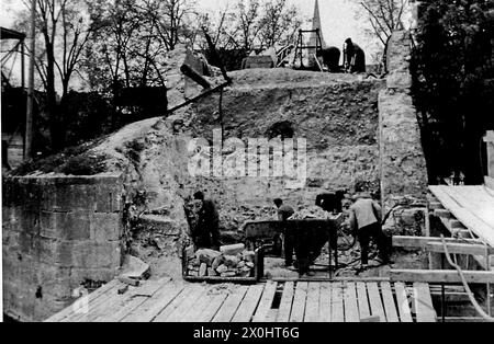 Il 1 aprile 1945, le unità tedesche fecero esplodere l'arco sei al centro del ponte. Negli anni successivi, una costruzione temporanea in legno ha attraversato lo spazio nella struttura. L'apertura del nuovo ponte principale nel 1954 fu seguita dalla ricostruzione del vecchio ponte principale, che fu completato nel 1957. A causa dell'espansione del meno in una grande via di navigazione, i tre archi centrali da cinque a sette furono sostituiti da un trave di cemento precompresso lungo circa 58 metri, che attraversava il Main armato dallo sbarramento di Goßmannsdorf. [traduzione automatizzata] Foto Stock