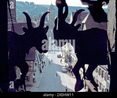 Vista dal municipio orologio con i buoi alla strada principale di Ochsenfurt. [traduzione automatica] Foto Stock