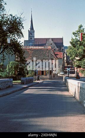 Vista da Alter Mainbrücke a Brückenstr. Sinistra Gasthof Krone, sullo sfondo St. Chiesa di Andreas [traduzione automatica] Foto Stock