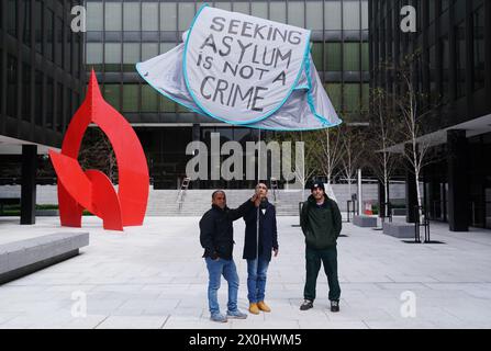 Smaeil Mohammed (a sinistra) Mahmoud al-Azab (centro) e Pit Sami Kupiszewski, che attualmente si rifugiano in tende fuori dall'Ufficio internazionale di protezione su Mount Street, tengono in alto una tenda presso il Dipartimento di integrazione di Dublino. Un gruppo di attivisti è stato affiancato dal TDS presso il Dipartimento dell'integrazione per presentare una lettera in cui si chiedeva che il Ministero per i bambini, l'uguaglianza, la disabilità, l'integrazione e la gioventù, il dipartimento di Roderic o'Gorman adottasse un approccio più umano, proattivo, efficace ed equo alla questione dell'alloggio dei rifugiati. Data foto: Venerdì 12 aprile 2024. Foto Stock