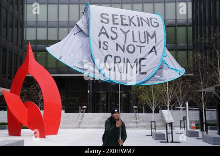 Pit Sami Kupiszewski, che attualmente si rifugia in una tenda all'esterno dell'Ufficio internazionale di protezione su Mount Street, tiene in alto una tenda presso il Dipartimento di integrazione di Dublino. Un gruppo di attivisti è stato affiancato dal TDS presso il Dipartimento dell'integrazione per presentare una lettera in cui si chiedeva che il Ministero per i bambini, l'uguaglianza, la disabilità, l'integrazione e la gioventù, il dipartimento di Roderic o'Gorman adottasse un approccio più umano, proattivo, efficace ed equo alla questione dell'alloggio dei rifugiati. Data foto: Venerdì 12 aprile 2024. Foto Stock