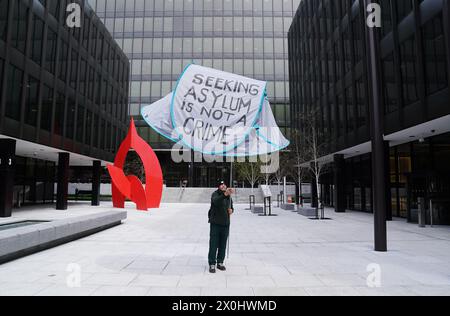 Pit Sami Kupiszewski, che attualmente si rifugia in una tenda all'esterno dell'Ufficio internazionale di protezione su Mount Street, tiene in alto una tenda presso il Dipartimento di integrazione di Dublino. Un gruppo di attivisti è stato affiancato dal TDS presso il Dipartimento dell'integrazione per presentare una lettera in cui si chiedeva che il Ministero per i bambini, l'uguaglianza, la disabilità, l'integrazione e la gioventù, il dipartimento di Roderic o'Gorman adottasse un approccio più umano, proattivo, efficace ed equo alla questione dell'alloggio dei rifugiati. Data foto: Venerdì 12 aprile 2024. Foto Stock