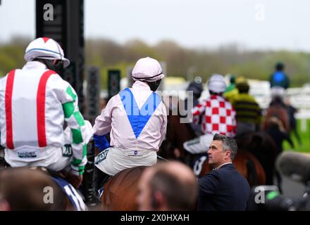 I fantini si dirigeranno a postare davanti all'ostacolo William Hill handicap il secondo giorno del Randox Grand National Festival del 2024 all'ippodromo Aintree di Liverpool. Data foto: Venerdì 12 aprile 2024. Foto Stock