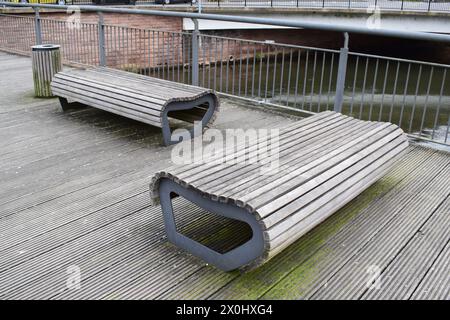 parcheggia le panchine su un ponte in Germania Foto Stock