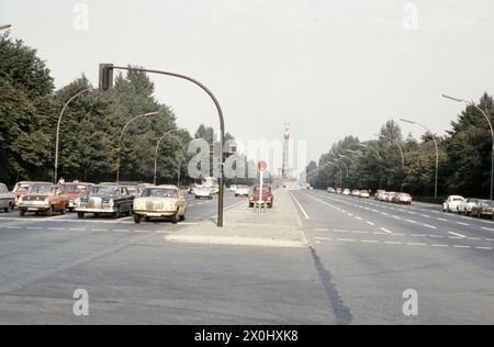 Vista della colonna della Vittoria dal Straße des 17. Juni a Berlino Ovest. [traduzione automatizzata] Foto Stock