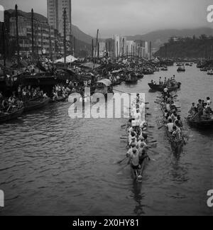 Una corsa di dragoni nel porto di Aberdeen/Hong Kong. Grattacieli sullo sfondo. [traduzione automatizzata] Foto Stock