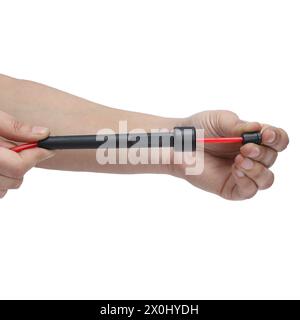 la fune rossa nera si tiene in mano su sfondo bianco Foto Stock