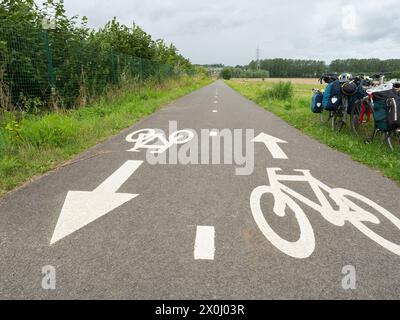 Bruxelles, Belgio - 30 luglio 2023: Pista ciclabile nella periferia della capitale Foto Stock