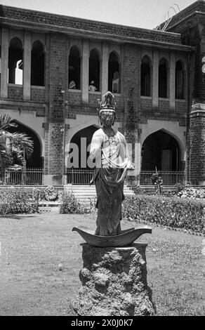 Statua degli dei nel cortile del Prince of Wales Museum [traduzione automatica] Foto Stock