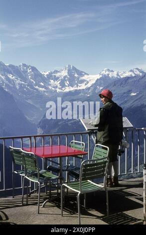 La Valle di Lauterbrunnen dalla terrazza del ristorante sulla Schynigen Platte. Il Breithorn sullo sfondo. [traduzione automatizzata] Foto Stock