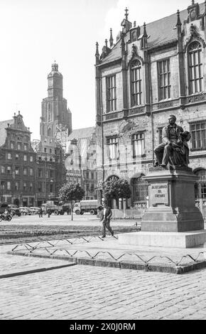 Il memoriale di Aleksander Fredro sulla destra. Alcune delle case mostrano ancora segni di danni di guerra. Sul retro, il campanile di St. Chiesa di Elisabetta [traduzione automatica] Foto Stock