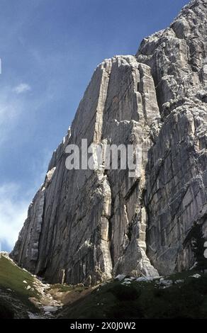 Un sentiero conduce oltre le lastre delle pareti nord. [traduzione automatizzata] Foto Stock