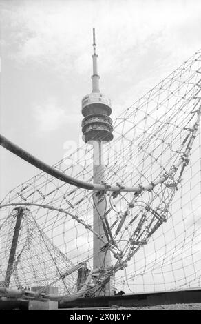 Torre olimpica con albero e rete parzialmente rialzata. [traduzione automatica] Foto Stock