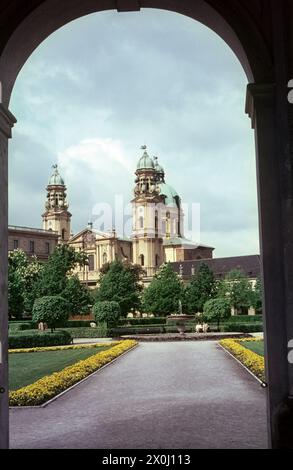 Vista della Theatinerkirche dal Tempio Diana nell'Hofgarten. [traduzione automatizzata] Foto Stock