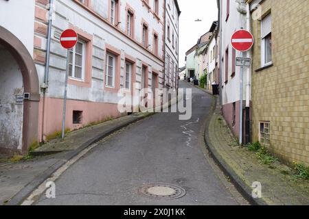 Una piccola strada ripida a Kyllburg nell'Eifel Foto Stock