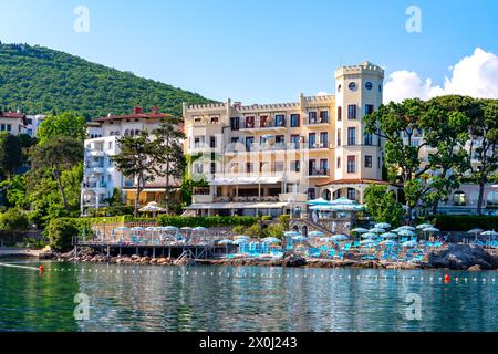Croazia, splendida costa adriatica, riviera di Opatija sul Quarnero, spiaggia popolare e località turistiche panoramiche Foto Stock