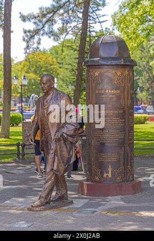 Subotica, Serbia - 1 agosto 2022: Colonna commemorativa e statua di bronzo di Karolj Biro Mayor monumento storico in Piazza della città. Foto Stock