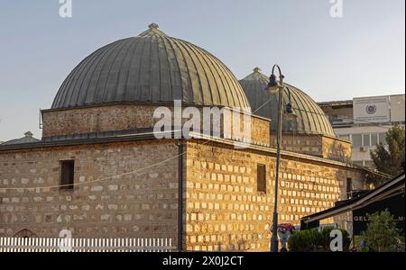 Skopje, Macedonia del Nord - 23 ottobre 2023: Galleria Nazionale della Macedonia Daut Pasha Hammam Building nella città vecchia. Foto Stock