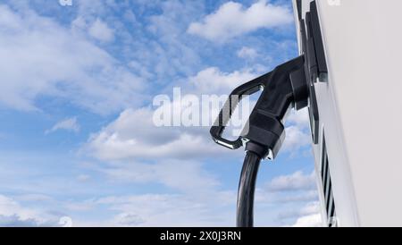 Stazione di ricarica per veicoli elettrici che assorbe energia dai pannelli solari. Primo piano. Foto Stock