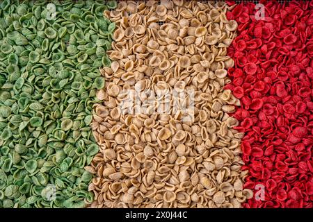 Orecchiette pugliesi tradizionali nei colori della bandiera italiana vista nelle strade di Bari Foto Stock