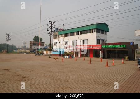 Complesso dell'Hotel Nabanna. Un complesso di ristoranti a Singur del Rikta Hotel & Restaurant Pvt. Ltd National Highway 16, Hooghly, Bengala Occidentale, India. Foto Stock