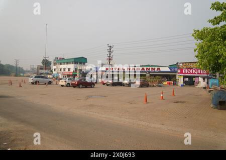 Complesso dell'Hotel Nabanna. Un complesso di ristoranti a Singur del Rikta Hotel & Restaurant Pvt. Ltd National Highway 16, Hooghly, Bengala Occidentale, India. Foto Stock