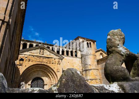 Una statua di un orsacchiotto sorge di fronte a un edificio storico nella città medievale di Santillana del Mar, Cantabria. L'orso è raffigurato in un gioco Foto Stock