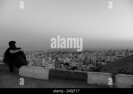 Vista della città di Teheran e della famosa Torre Milad accanto agli edifici. Foto Stock