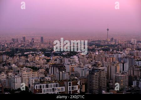 Vista della città di Teheran e della famosa Torre Milad al crepuscolo. Foto Stock